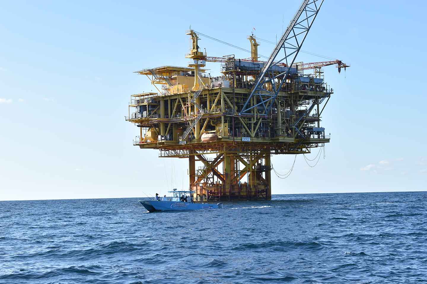 paradise outfitters charter boat fishing an oil rig in the Gulf of Mexico off the coast of Louisiana