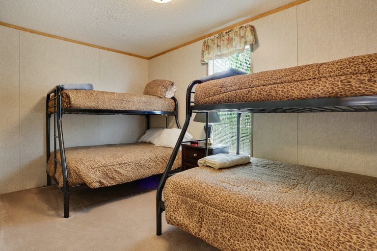 kingfish-lodges-rental-units-bedroom