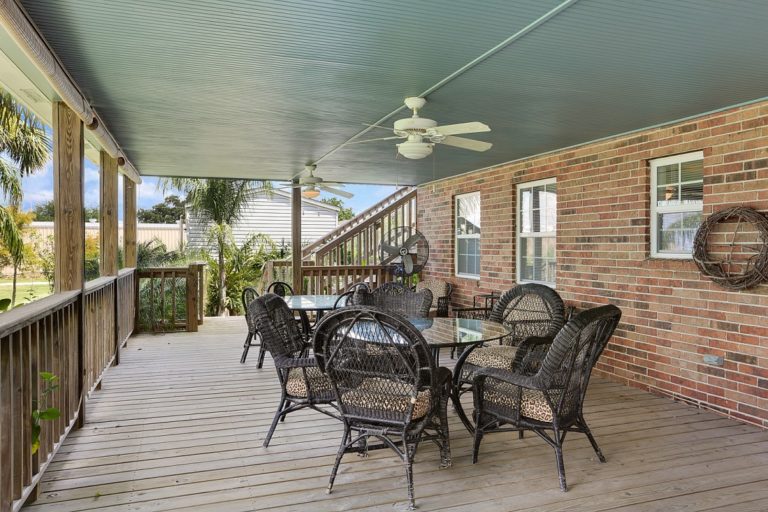 kingfish-lodges-the-venice-palms-front-porch