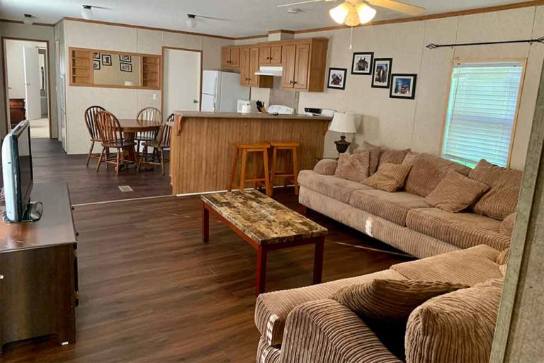 kingfish-lodges-living-room-new-floors